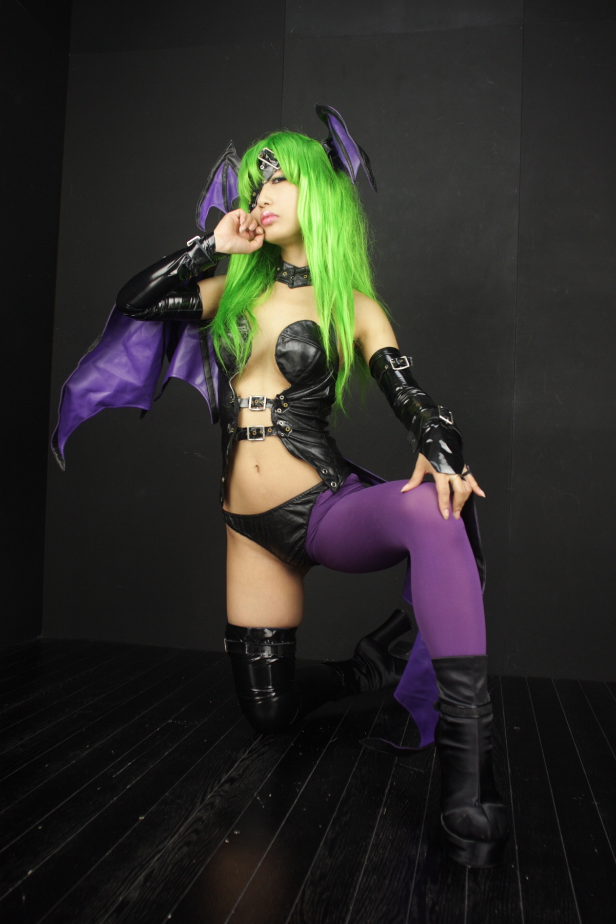 [Cosplay]  Darkstalkers  Morrigan with great body in latex